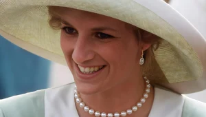 Uśmiechnięta Diana, księżna Walii – w perłowym naszyjniku i jasnym kapeluszu z szerokim rondem
