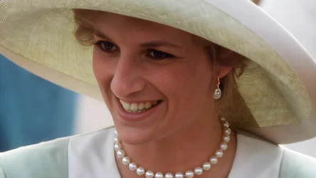 Uśmiechnięta Diana, księżna Walii – w perłowym naszyjniku i jasnym kapeluszu z szerokim rondem