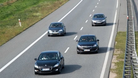 Czy wyprzedzanie na autostradzie prawym pasem jest dozwolone?