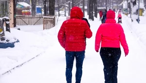 Ludzie zimą w kurtkach na ulicy