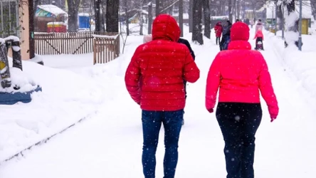 Ludzie zimą w kurtkach na ulicy