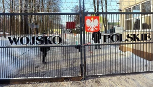 Tesle i samochody z Chin nie wjadą na tereny wojskowe w Polsce