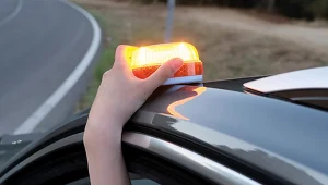 Czy w Hiszpanii trzeba mieć trójkąt ostrzegawczy czy lampkę V16?