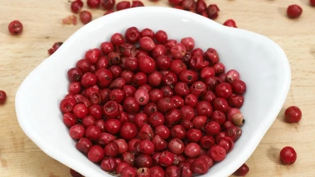 Różowy pieprz jest pikantny, ma również cytrusowo-kwiatowy aromat 