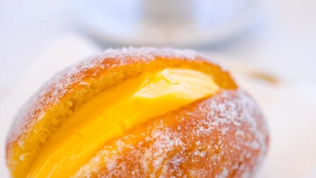 Bolas de Berlim, czyli portugalskie pączki.