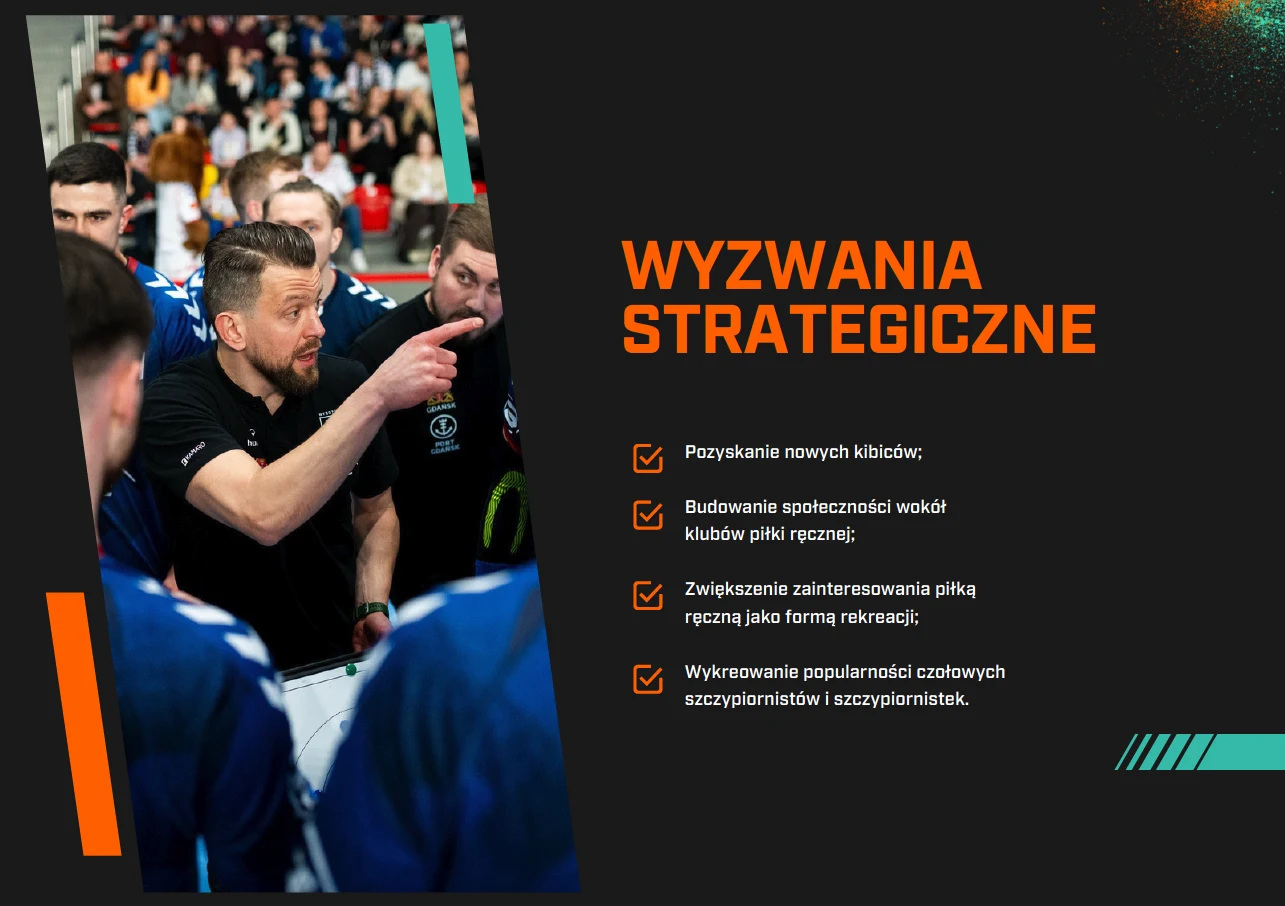 Trener udzielający wskazówek drużynie piłki ręcznej otoczony zawodnikami oraz wypunktowana lista strategicznych wyzwań związanych z rozwojem popularności piłki ręcznej, zdobywaniem nowych kibiców i budowaniem społeczności.