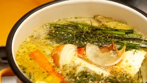 Rosół z tego garnka smakuje o niebo lepiej. Zdziwisz się, ale tworzywo ma znaczenie