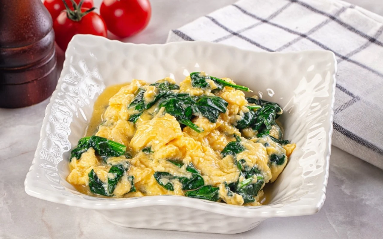 Jajecznica ze szczypiorkiem i brokułami 