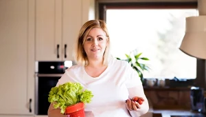 Tkanka tłuszczowa na brzuchu to zmora wielu osób. Można się jej pozbyć przede wszystkim dzięki zdrowej diecie