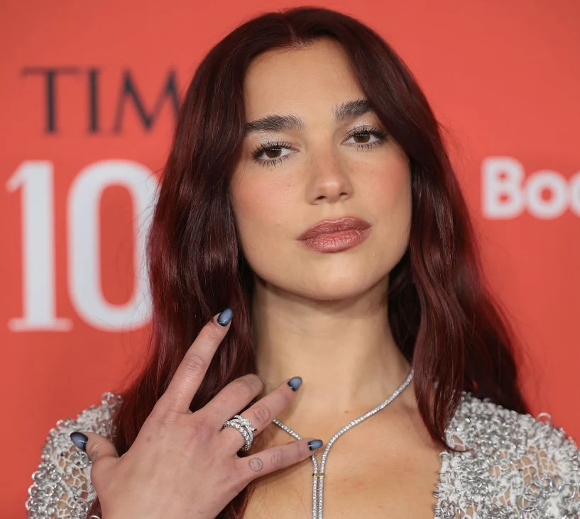 Dua Lipa od dawna jest fanką paznokci w stylu holo nails