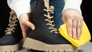 Jak usunąć sól z butów zamszowych i skórzanych? Poznaj 4 skuteczne sposoby