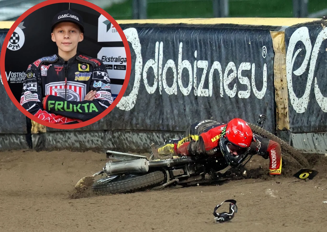 Paweł Sitek to nadzieja ostrowskiego klubu Czarny motocykl żużlowy i zawodnik w czerwonym kasku leżą na torze po upadku podczas wyścigu. W górnym lewym rogu widoczny portret młodego zawodnika w kombinezonie żużlowym z licznymi sponsorami.