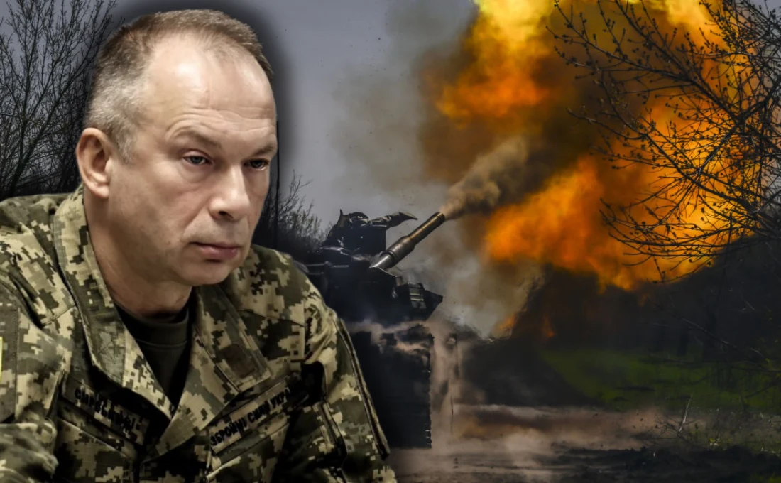 Wojna w Ukrainie. Ołeksandr Syrski: W kierunku Pokrowska trwa wyczerpująca konfrontacja Mężczyzna w mundurze wojskowym na pierwszym planie na tle wystrzału artylerii z czołgu w lesistej okolicy, widoczne dramatyczne rozbłyski ognia i dymu.