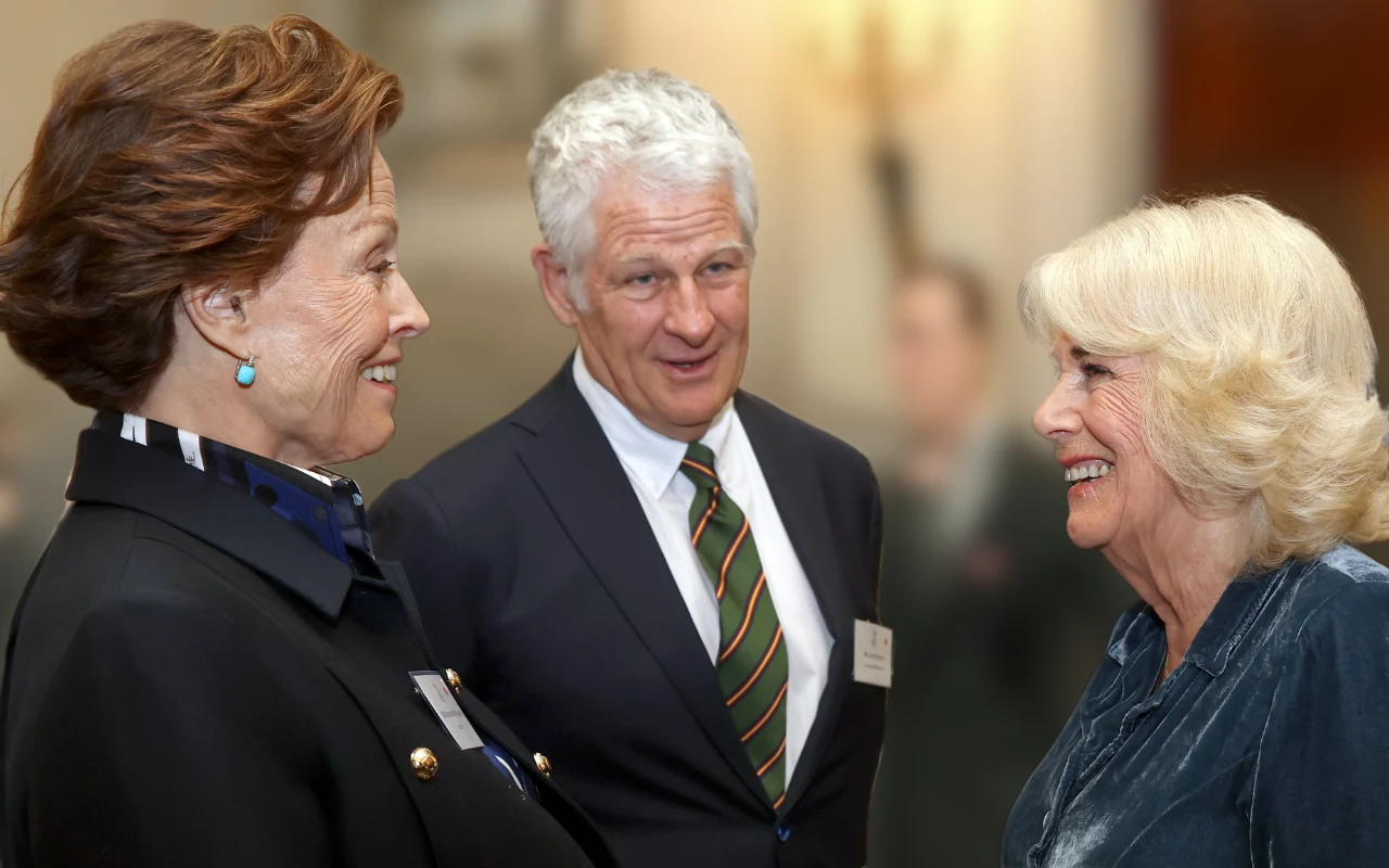 Sigourney Weaver i Jim Simpson rozmawiają z królową Camillą w Londynie w marcu 2025 roku