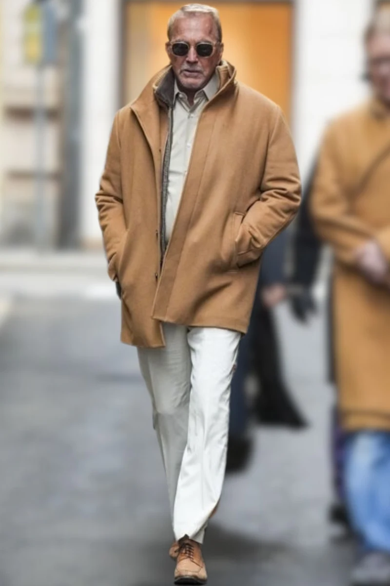 Kevin Costner w beżowo-kremowej stylizacji zachwycił na ulicach Mediolanu