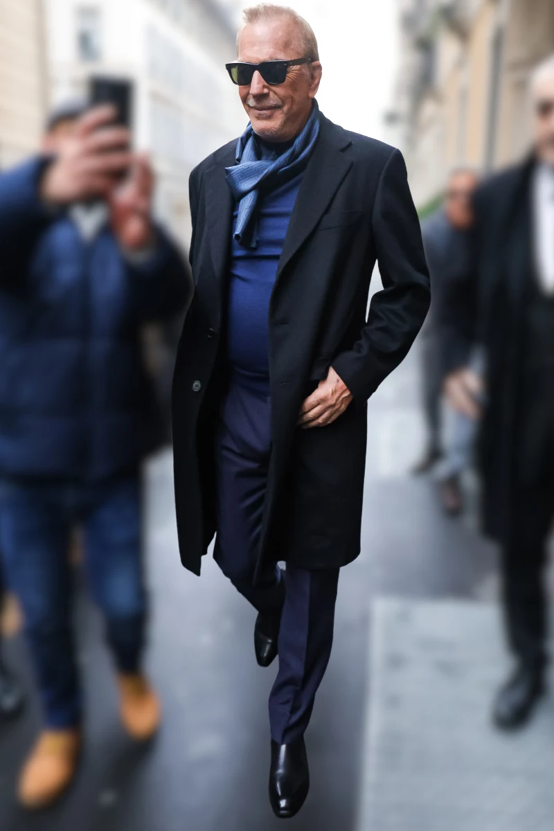 71-letni aktor świetnie prezentował się także w ciemniejszej, granatowej wersji. Klasa sama w sobie