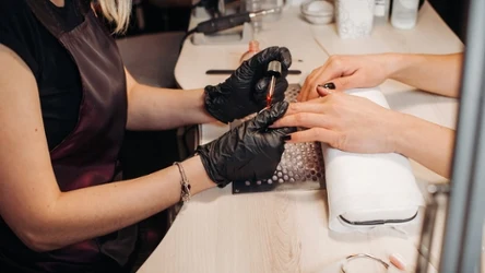 "Rajstopowe" paznokcie będą hitem 2026 roku. Na czym polega taki manicure?