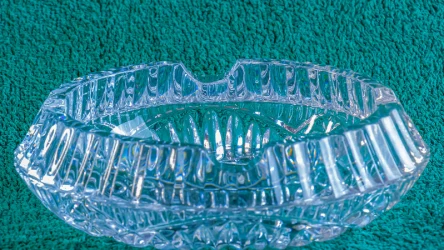 Kryształowe popielniczki z PRL-u osiągają zaskakujące ceny na aukcjach. Kolekcjonerzy płaca za nie setki, a nawet tysiące złotych