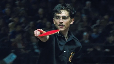 Timothée Chalamet w scenie z filmu "Wielki Marty"