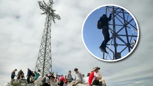 Turysta w Tatrach wspiął się na krzyż na Giewoncie