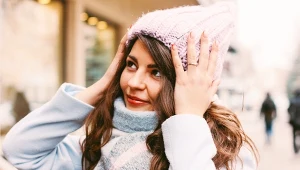 Czapka niszczy ci fryzurę? Dzięki temu szybko odzyskasz objętość