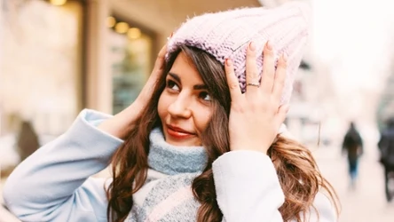 Noszenie czapki zimą jest istotne dla zdrowia. Warto jednak odpowiednio zadbać o włosy, by jej założenie nie zniszczyło fryzury. Jak to zrobić?