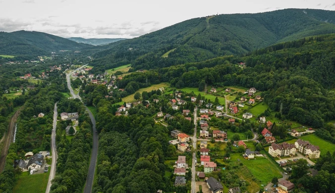 Ustroń z lotu ptaka. To tu znajdują się słynne Piramidy, ale i Jaszowiec: niegdyś najnowocześniejsze uzdrowisko PRL-u