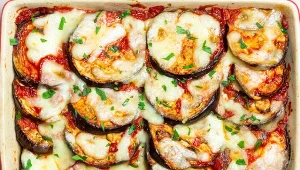 Bakłażan w wersji zapiekanej świetnie sprawdzi się na obiad