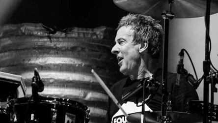 Rob Hirst był współzałożycielem i perkusistą Midnight Oil