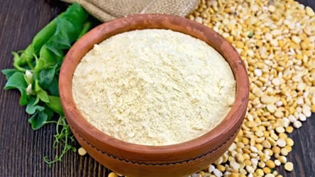 Białko grochu powstaje z żółtego grochu łuskanego. W procesie produkcji ziarna są mielone, a następnie oddziela się z nich skrobię i błonnik. 