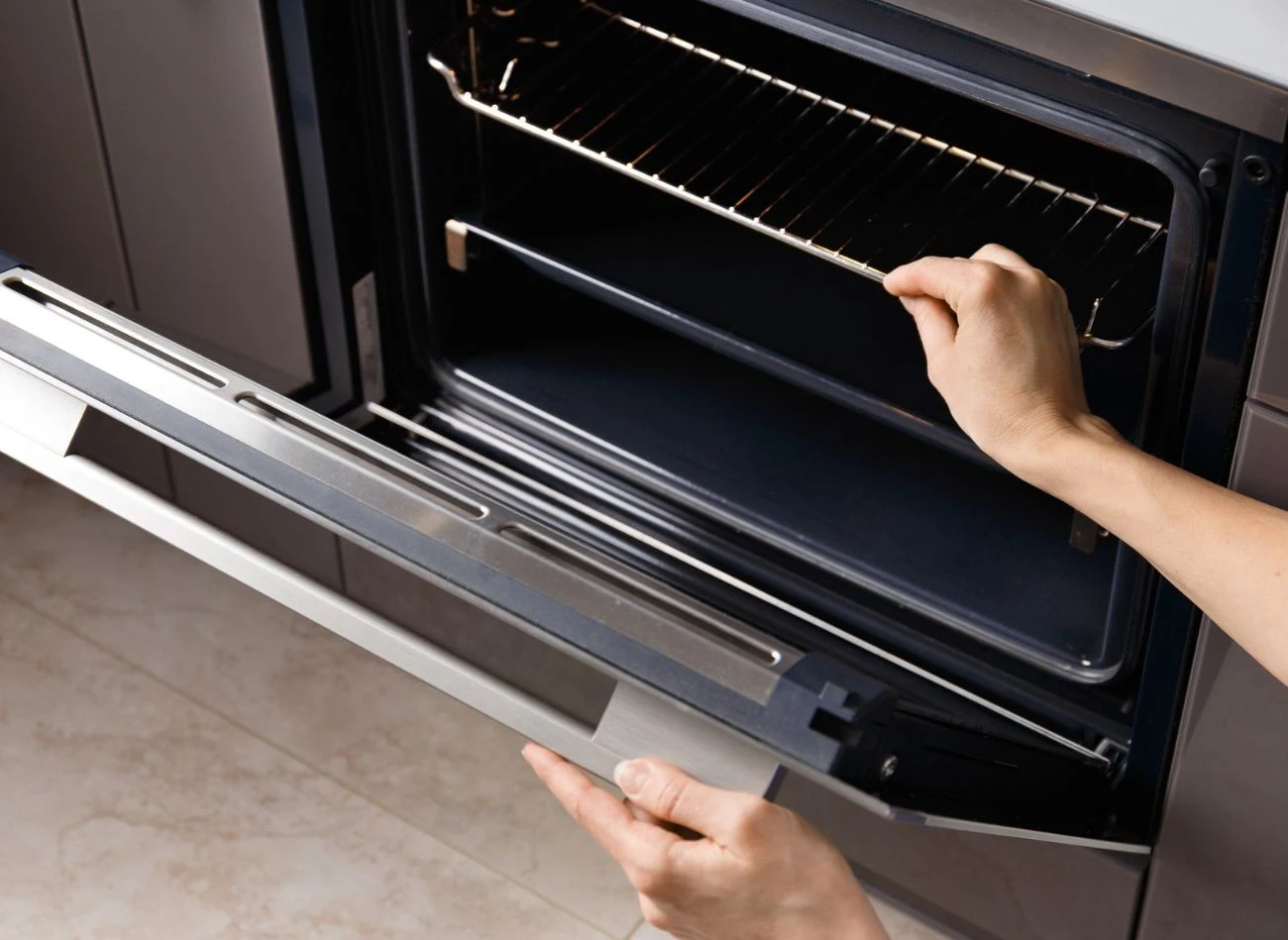 Przed włożeniem czyszczonego rusztu z powrotem do piekarnika, należy go dokładnie opłukać z resztek roztworu tabletki do zmywarki