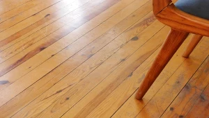 Zarówno mniejsze, jak i większe zarysowania na parkiecie można naprawić bez pomocy fachowca.