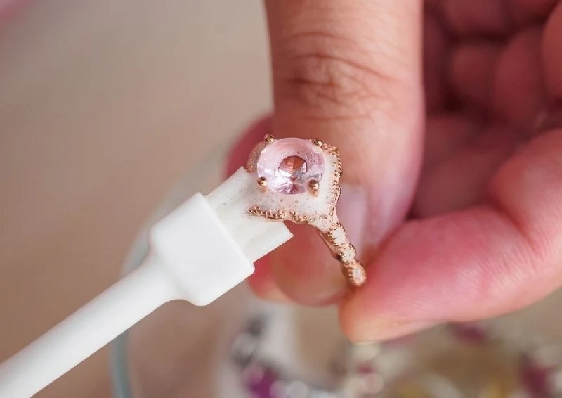 Złota biżuteria wymaga regularnego czyszczenia, by utrzymać blask.