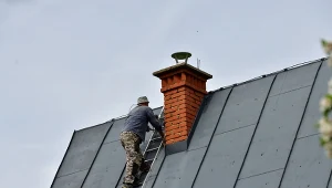 Jak wyczyścić komin bez wchodzenia na dach?