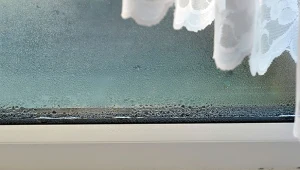 Zaparowane okna to częsty problem w okresie zimowym. Jak temu zapobiegać? Fot. grazza23/123RF,com