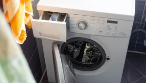 Jak się pozbyć brzydkiego zapachu z pralki? Najlepszy patent nie wymaga użycia octu ani sody oczyszczonej.