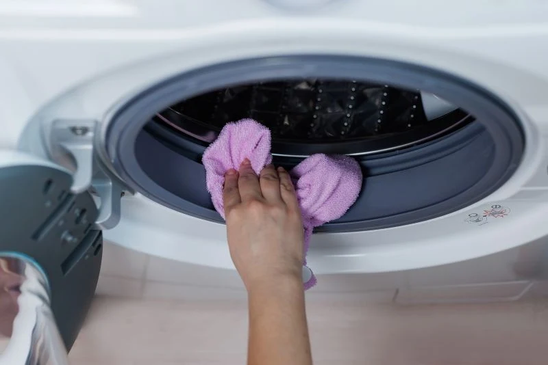 Pralkę trzeba systematycznie czyścić, aby zapobiec nieprzyjemnym zapachom