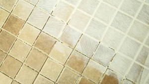 Czyszczenie fug w podłodze to żmudne zajęcie, ale są na to domowe sposoby.