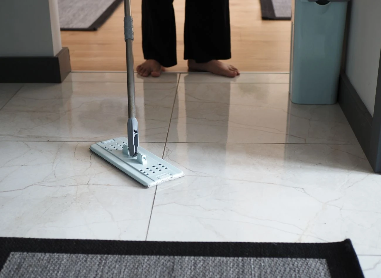 Jeśli podłogi z fugami nie będą czyszczone regularnie, spoiny będzie coraz trudne domyć.