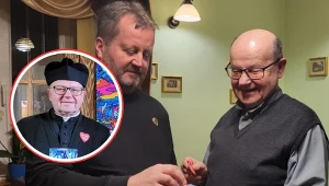 Proboszcz i dziekan Roman Jagiełło (z prawej i w kółku) razem ze swoją premierową puszką, obok dr Marcin Obodyński z Instytutu Nauk o Kulturze Fizycznej Uniwersytetu Rzeszowskiego