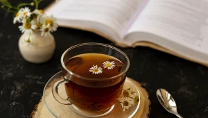 Piła herbatę rumiankową wieczorem i prowadziła dziennik snu. Co zauważyła?