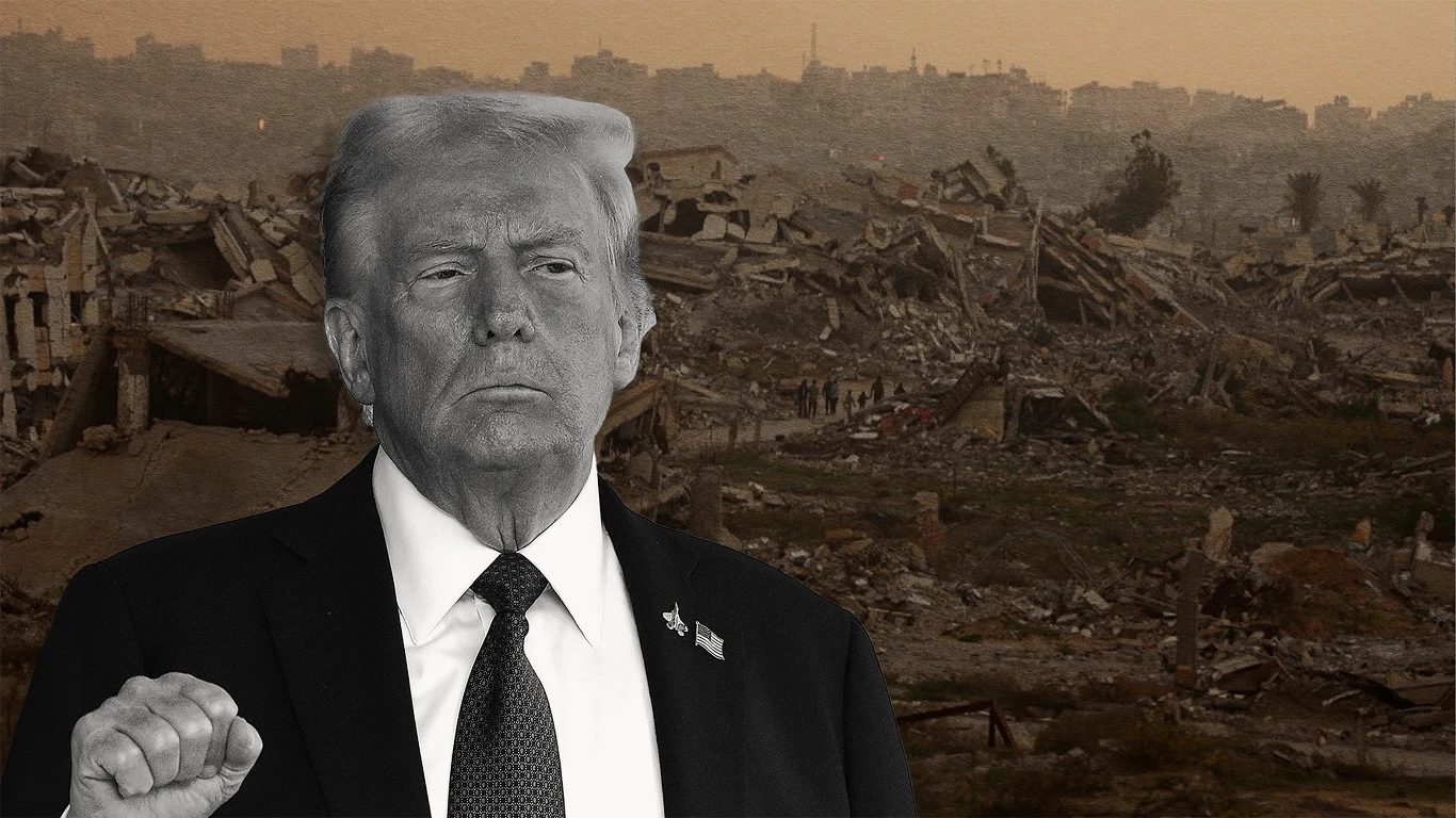 Znana osoba w garniturze na pierwszym planie pokazuje zaciśniętą pięść, a w tle widoczne są ruiny zniszczonych budynków i gęsto zabudowane zbocze miasta pogrążonego w chaosie.