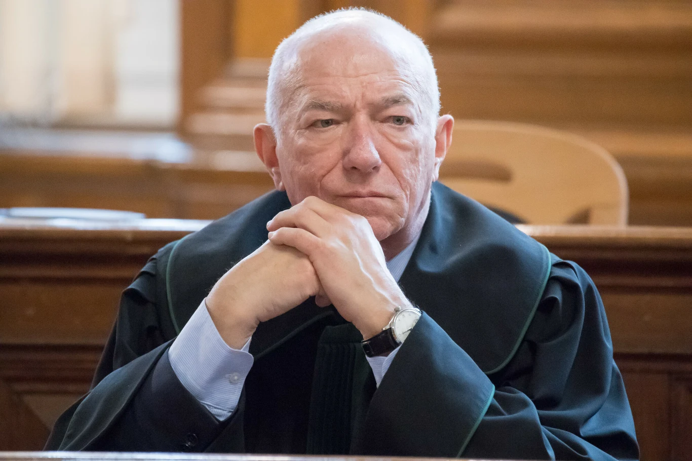 Zbigniew Ćwiąkalski trafił do Rady Nadzorczej KGHM Starszy mężczyzna w todze sędziowskiej siedzący w sądzie z opartymi o stół rękami, skupiony i zamyślony.