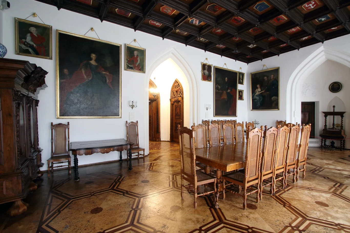 Obraz Teofili Działyńskiej wisi obecnie w jadalni zamku Duży, zabytkowy stół otoczony rzeźbionymi krzesłami w przestronnym, historycznym pomieszczeniu zamkowym. Na ścianach wiszą duże portrety, a sufit zdobią ciemne, drewniane kasetony. Do wnętrza wpada światło przez łukowe przejście.
