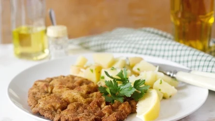 Wiener Schnitzel, czyli schabowy po austriacku, wychodzi soczysty i sycący