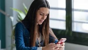 Kobieta scrollująca telefon