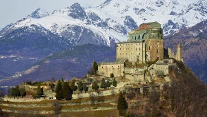 Opactwo na szczycie malowniczej góry. Było inspiracją do znanej powieści