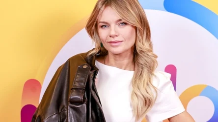 Wiosną skórzana kurtka będzie hitem. Emilia Komarnicka nosi ją w duecie z białą sukienką i kozakami