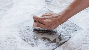 Myjąc podłogę, nie zapomnij, żeby zająć się też fugami między płytkami.