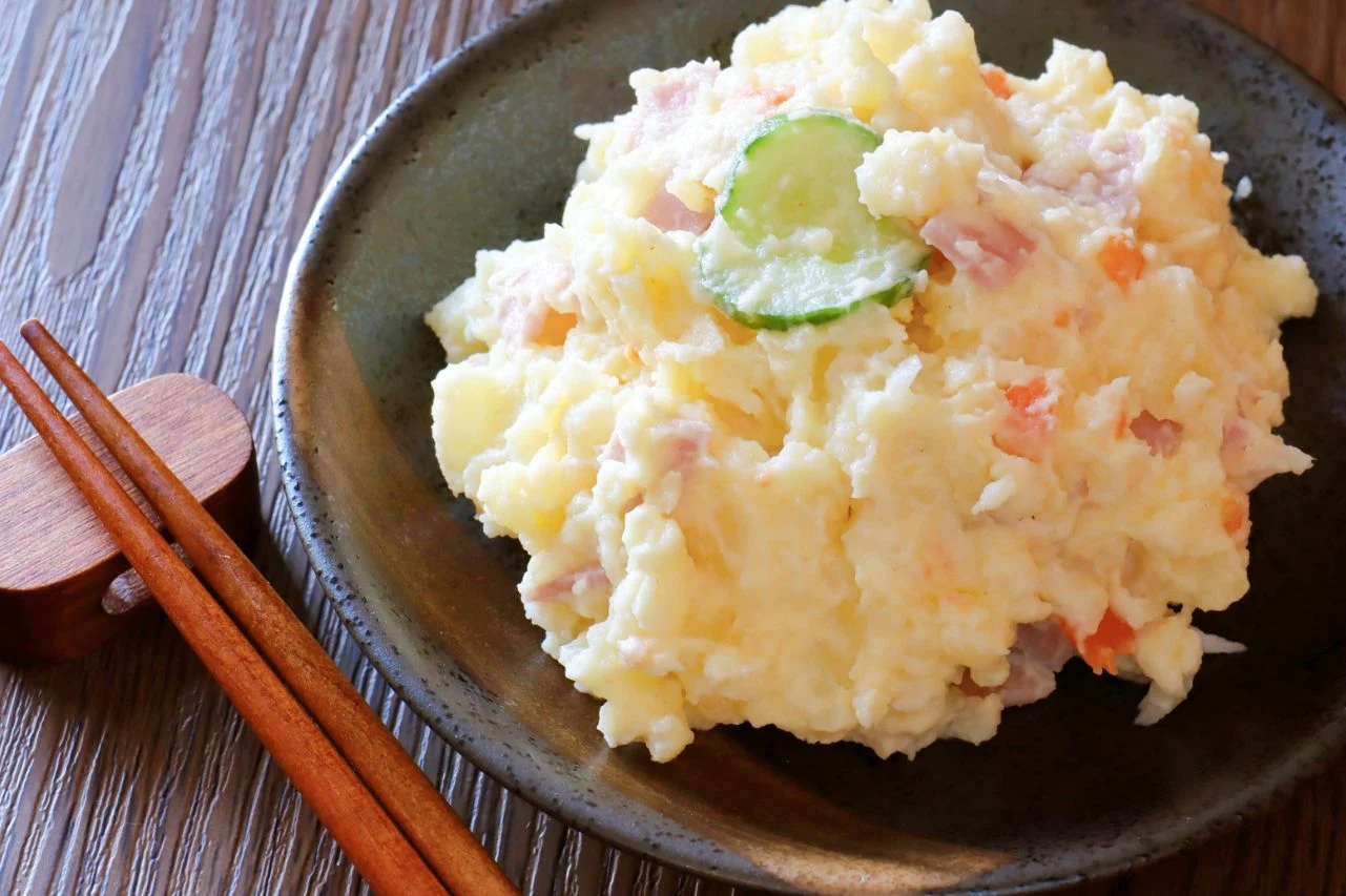 Japońską sałatkę ziemniaczaną je się pałeczkami